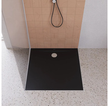 Receveur de douche noir avec pomme de douche dans la salle de bain