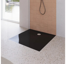 Receveur de douche rectangulaire encastré avec drain dans une salle de bains.