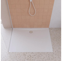 Ebenerdige Dusche mit Duschkopf und Abfluss