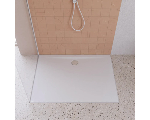 Douche à l''italienne avec pommeau de douche et siphon de sol