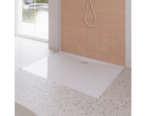 Receveur de douche rectangulaire dans une salle de bain avec pomme de douche