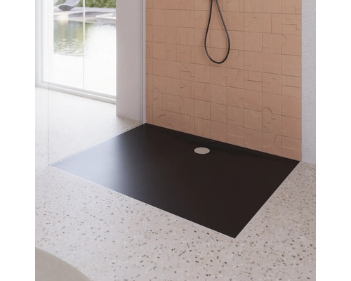 Receveur de douche en fonte minérale dans une salle de bain