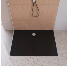 Receveur de douche noir avec pommeau de douche et carreaux muraux