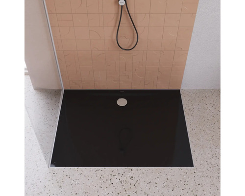 Receveur de douche noir avec pommeau de douche et carreaux muraux