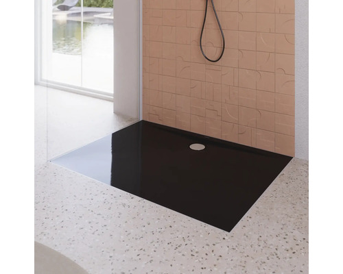 Receveur de douche noir dans une salle de bains