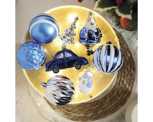 Boules de Noël décoratives avec des motifs de Père Noël, de voiture et de bonhomme de neige