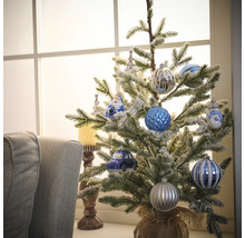 Sapin de Noël décoré avec décorations de sapin à l''intérieur