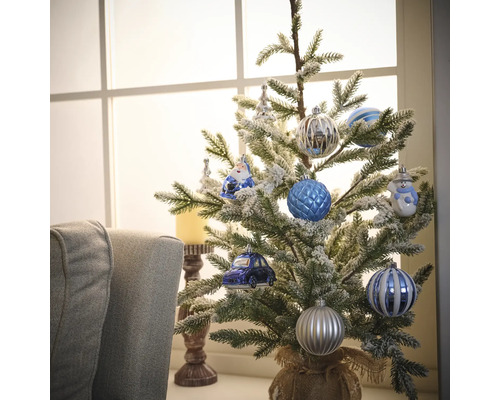 Sapin de Noël décoré avec décorations de sapin à l''intérieur