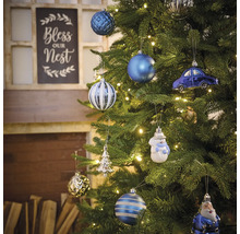 Arbre de Noël décoré avec des boules de Noël et décorations