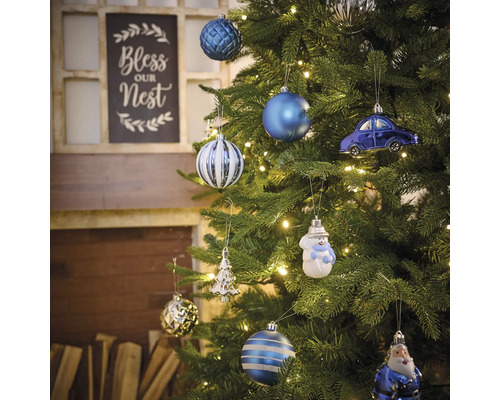 Arbre de Noël décoré avec des boules de Noël et décorations