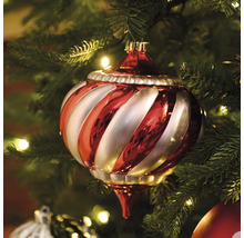 Boule de Noël avec motif rayé sur le sapin de Noël