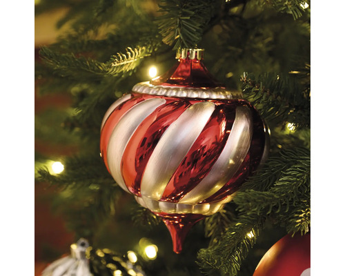 Boule de Noël avec motif rayé sur le sapin de Noël