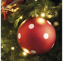 Sapin de Noël avec boule de Noël rouge et pois blancs