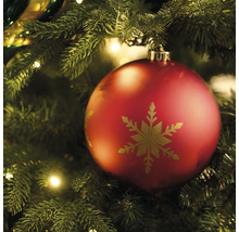 Rote Weihnachtskugel mit Schneeflockenmuster am Weihnachtsbaum