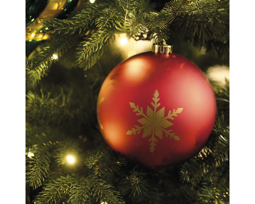 Rote Weihnachtskugel mit Schneeflockenmuster am Weihnachtsbaum