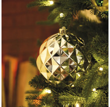 Goldene Weihnachtskugel mit geometrischem Muster am Weihnachtsbaum