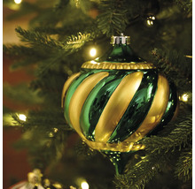 Grün-goldene Christbaumkugel mit Spiralmuster am Weihnachtsbaum