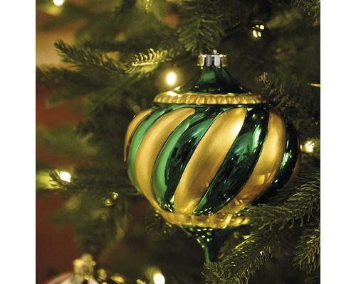 Grün-goldene Christbaumkugel mit Spiralmuster am Weihnachtsbaum