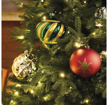 Geschmückter Weihnachtsbaum mit Christbaumkugeln