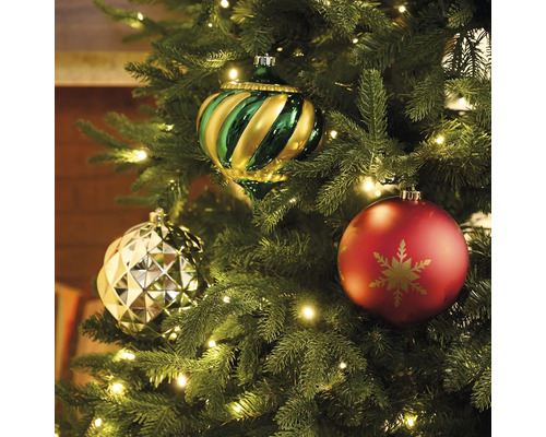 Geschmückter Weihnachtsbaum mit Christbaumkugeln