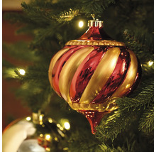 Christbaumkugel mit Streifenmuster am Weihnachtsbaum