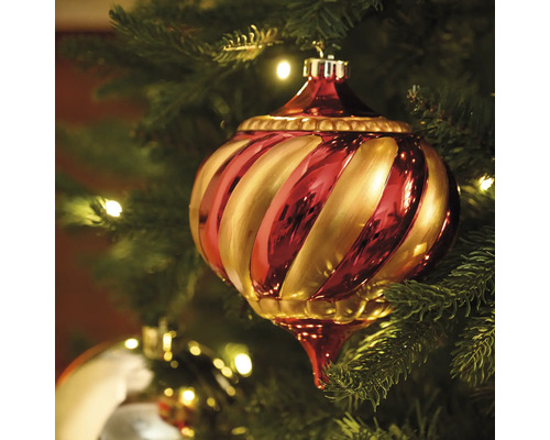 Christbaumkugel mit Streifenmuster am Weihnachtsbaum