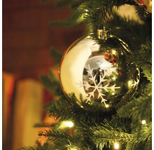 Goldene Weihnachtskugel mit Schneeflockenmuster am Weihnachtsbaum