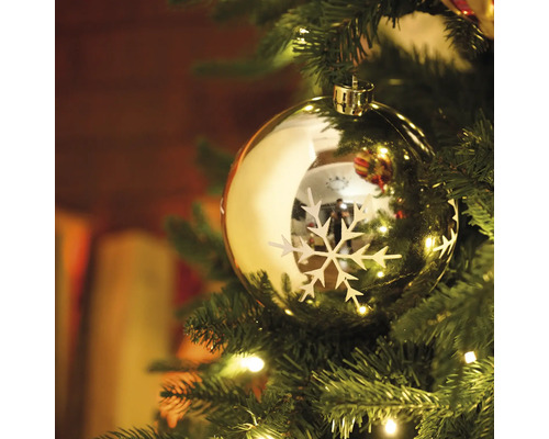 Goldene Weihnachtskugel mit Schneeflockenmuster am Weihnachtsbaum