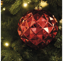 Roter Weihnachtsbaumschmuck mit geometrischem Muster an einem Weihnachtsbaum
