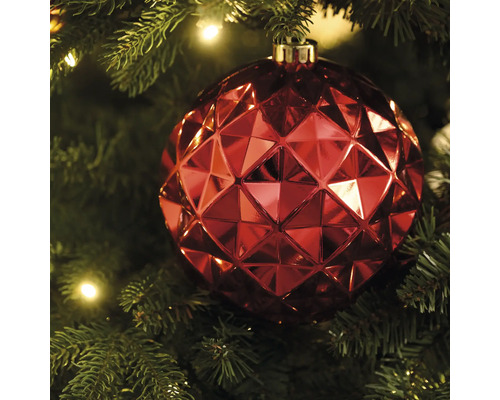 Roter Weihnachtsbaumschmuck mit geometrischem Muster an einem Weihnachtsbaum