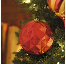 Gros plan d''une décoration de sapin de Noël rouge à facettes sur un sapin de Noël