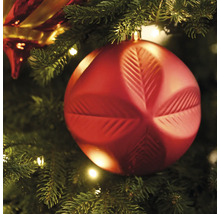 Boule de Noël rouge avec motif géométrique sur le sapin de Noël
