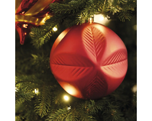 Boule de Noël rouge avec motif géométrique sur le sapin de Noël