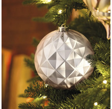 Sapin de Noël avec boule argentée à motif géométrique