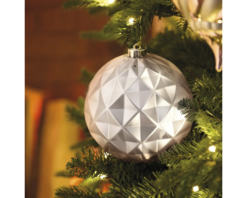 Sapin de Noël avec boule argentée à motif géométrique