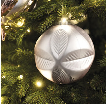 Boule de sapin de Noël avec motif de feuilles suspendue au sapin de Noël