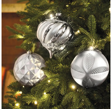 Gros plan sur des décorations de Noël argentées sur un sapin de Noël