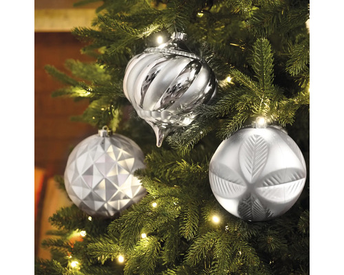 Gros plan sur des décorations de Noël argentées sur un sapin de Noël