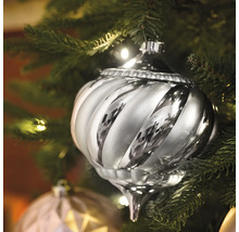 Décoration de sapin de Noël argentée et tourbillonnante sur un sapin de Noël