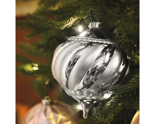 Décoration de sapin de Noël argentée et tourbillonnante sur un sapin de Noël