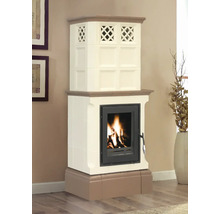 Kaminofen mit Holzfeuer und Keramikverkleidung