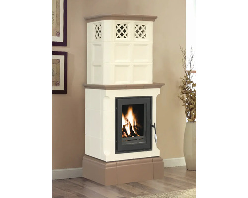 Kaminofen mit Holzfeuer und Keramikverkleidung