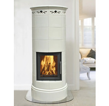 Poêle de cheminée avec revêtement en carreaux et plaque de sol en verre dans le salon