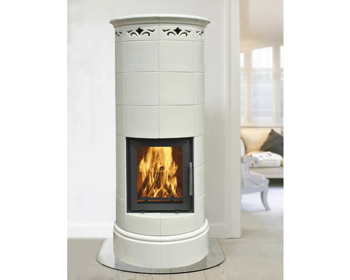 Poêle de cheminée avec revêtement en carreaux et plaque de sol en verre dans le salon