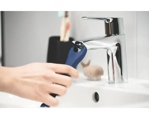 Installation eines Wasserhahns mit einem Schraubenschlüssel