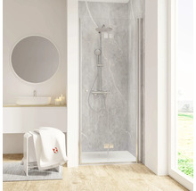 Salle de bain avec cabine de douche, lavabo, miroir et serviette