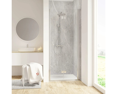 Salle de bain avec cabine de douche, lavabo, miroir et serviette