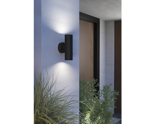 Moderne Aussenwandleuchte aus Metall spendet Licht für den Aussenbereich.