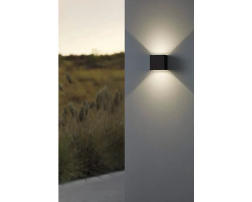 Applique murale carrée en métal fixée à un mur