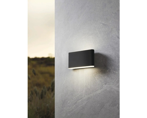 Applique murale d''extérieur sur un mur en pierre grise